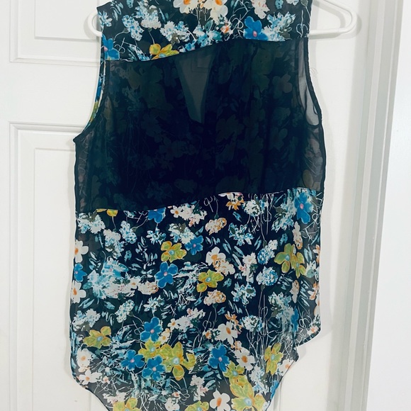 Floral blouse with mesh panel open back. Fun and cute! Bought from Nordstrom. - Picture 3 of 4